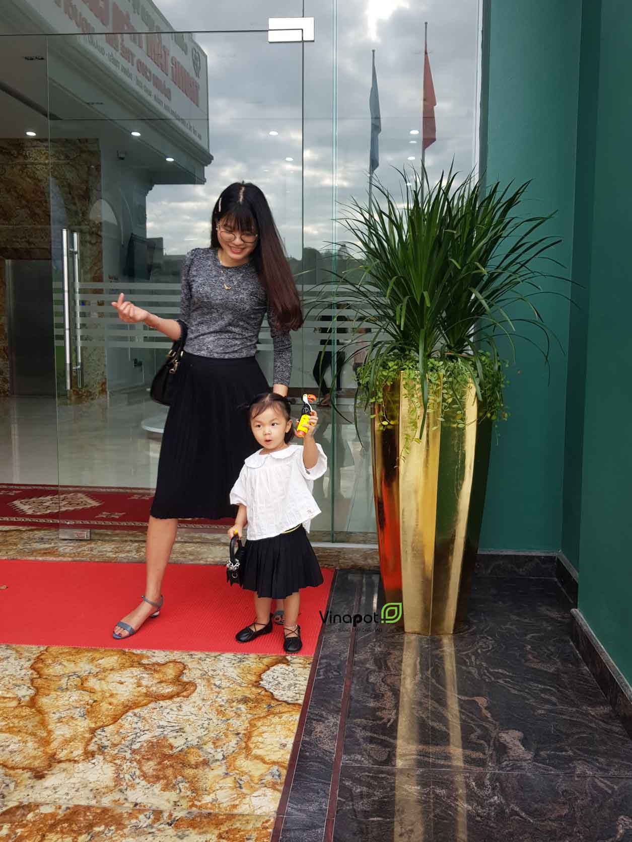 Chậu Composite cao cấp Garnet Gold Tự Tưới ROS